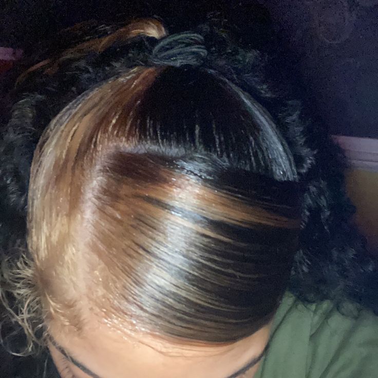 Skunk Strip Hairstyle, Side Skunk Stripe Hair, Skunk Stripe Hair Brown, Color Dyed Hair Ideas, Hair Pics For Instagram, Skunk Stripe Hair Black Women, Skunk Hair Curly, Brown Skunk Stripe, Skunk Stripe Curly Hair