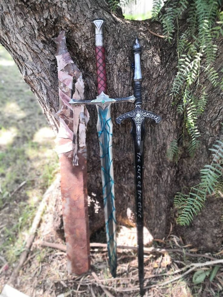 Elf Swords, Dual Wielding Swords, Pretty Knives, Types Of Swords, Dark Souls Art, Fantasy Props, Cool Swords, Cool Knives, Soul Art