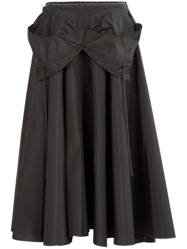 Black MAISON MARGIELA midi skirt characterized by layered design, contrasting stitching, front patch pockets and flared cut. Making Skirts, Flared Midi Skirt, Midi Flare Skirt, 2024 Style, Dress Pretty, Yoko London, City Dress, Airport Fashion, Layered Design