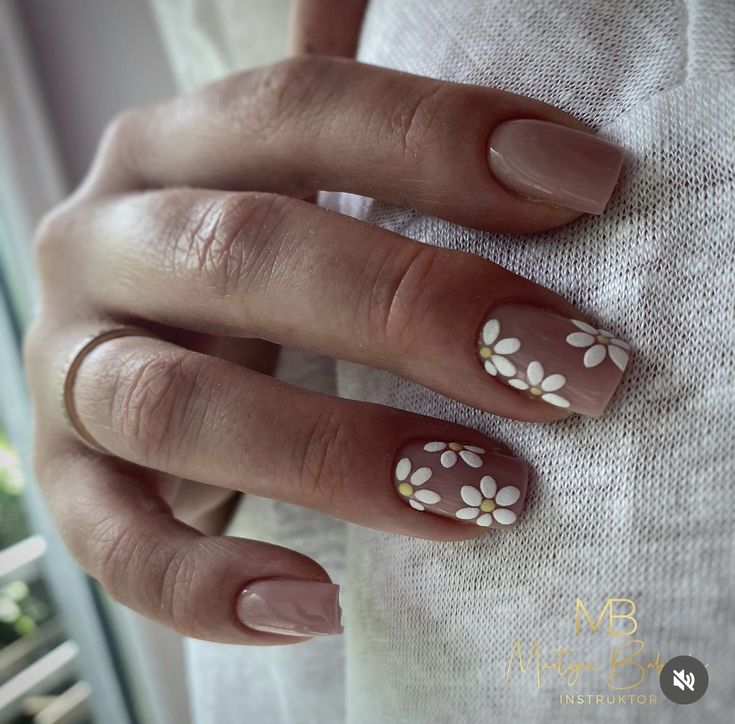 Cute White Nails With Flowers, Minimalist Floral Nail Art, White Flowers Nail Art, Natural Flower Nails, Nuteral Nails Cute Design, Beige Nails With Design, White Flowers On Nails, Short Nail Designs Flowers, Neutral Nails With White Flowers