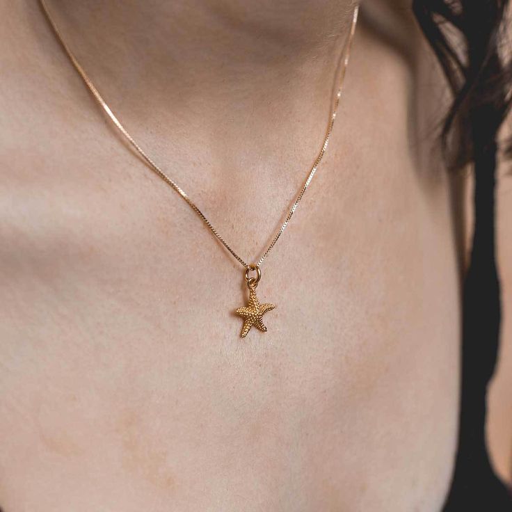 Get ready for Summer with our starfish necklace! ⭐🌊


 Necklace made of sterling silver and gold-plated sterling silver.


 Link chain with a length of 45cm

 Pendant: 15mm high by 13mm wide Sea Star Necklace, Sea Necklace, Star Necklace Gold, Silver Link Chain, Get Ready For Summer, Starfish Necklace, Sea Star, Necklace Necklace, Ring Size Guide