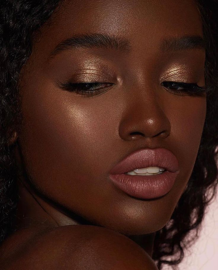 Feminine Makeup Looks, Dark Feminine Makeup Looks, Dark Feminine Makeup, White Eye Makeup, Feminine Makeup, Natural Looking Nails, Organizer Makeup, Dark Skin Beauty, Powder Highlighter