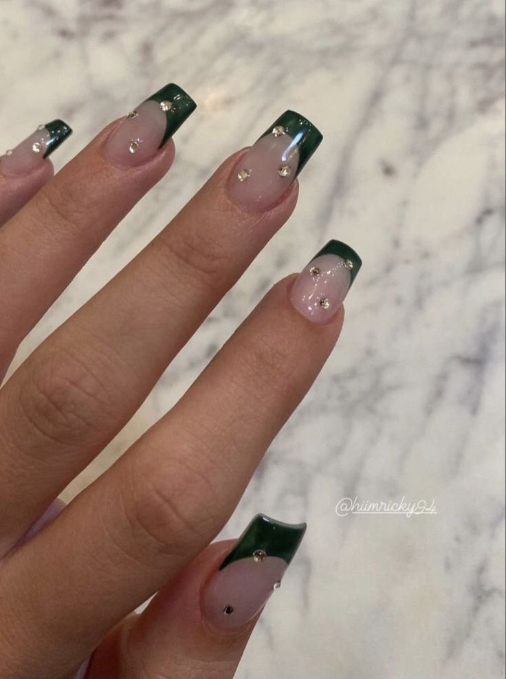 Emerald Green Nail Ideas Simple, Green Natural Nail Ideas, Emerald Green Nails With Pearls, Nails Acrylic Forest Green, Pretty Emerald Green Nails, Nails To Match With Green Dress, Forest Green Acrylics, Forest Green Quince Nails, Dark Green Nails Designs Square