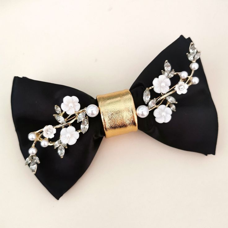 Men’s formal suit black and gold bow tie. Made of gold leather and black satin. Elegant black satin bow tie for boys prom suit, wedding bowtie, groomsmen bow tie gold black gift sets. This bowtie is with rhinestone applique. Black Bowtie, Gold Bow Tie, Groom Bowtie, Groomsmen Gift Set, Leather Bow Tie, Butterfly Bow, Lapel Flower, Pink Bow Tie, Black Bow Tie