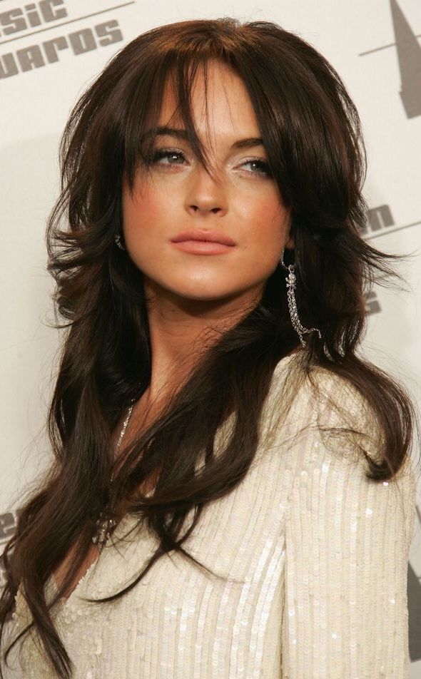 Lindsay Lohan Brown Hair, Linsey Lohan Hair, Linsey Lohan 2000s Hair, Linsey Lohan Aesthetic, Lindsay Lohan Dark Hair, Lindsay Lohan Black Hair, Lindsey Lohan 2000s Aesthetic, Lindsey Lohan Aesthetic, Early 2000s Haircuts