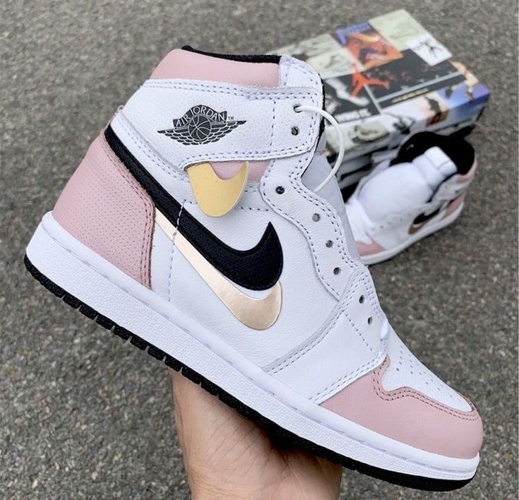 Nike Jordan Mujer, Girls Shoes Teenage, Air Jordan 1 Women, Camisa Adidas, Shoes Heels Stilettos, Boots 2020, Girls Shoes Sneakers, Sneakers Fashion Outfits, Shoes Sneakers Nike