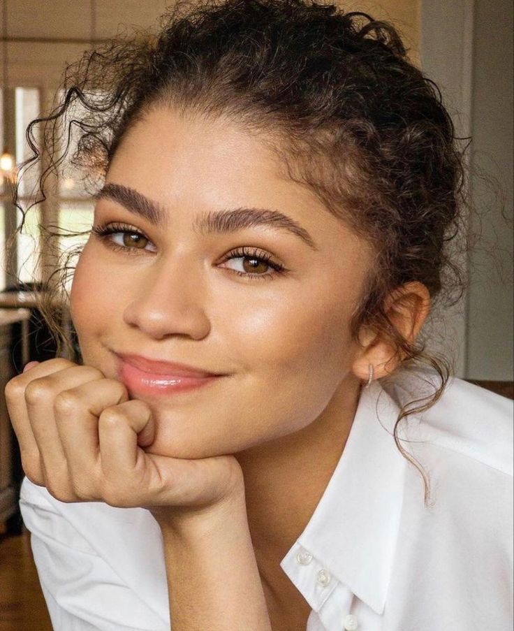 Deep Autumn Makeup, Headshot Makeup, Zendaya Makeup, Estilo Zendaya, Zendaya Maree Stoermer Coleman, Zendaya Style, Toxic Relationship, Zendaya Coleman, Clean Makeup