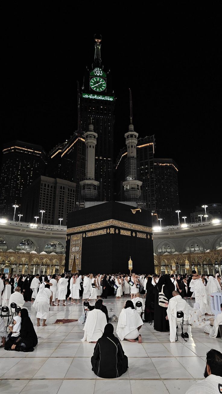 Makkah Vision Board, Mecca Madinah Wallpaper, Muslim Asthetic Picture, Deen Vision Board, Makkah Madina Aesthetic, Umrah With Family, Mekah Madinah Wallpaper Aesthetic, Makkah Aesthetic Wallpaper, Black Beautiful Wallpaper