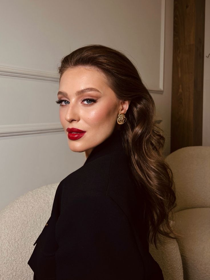 Изящный образ в стиле old money Red Lips Black Outfit, Makeup Looks For Black Dress Classy, Bride With Red Lipstick, Makeup Instagram Feed, Elegant Hair And Makeup, Black Dress Red Lips, Makeup With Red Lipstick, Red Lip Makeup Look, Red Lipstick Makeup Looks