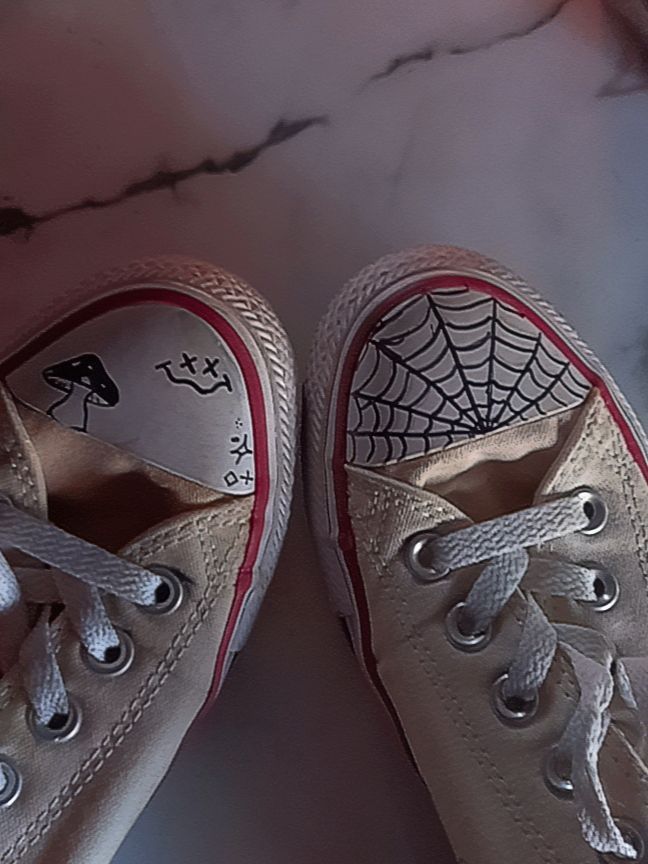 Spider Converse Drawing, Doodles On White Converse, White Converse Drawn On, White Converse Custom Ideas, Drawing On White Converse, Converse Ideas Drawing, Decorated Converse Sharpie, Converse With Drawings On Them, Drawing On Converse Ideas