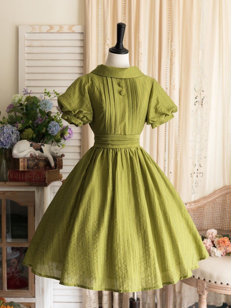 This price includes a dress and a green bowknot hairclip (not for sale).  Step into timeless elegance with our Olive Green Summer Chic Vintage Neckline Classic Lolita Dress. This enchanting piece captures the essence of classic Lolita fashion with a modern twist, making it a must-have for any Lolita wardrobe.  The dress features a rich olive green color that exudes sophistication and versatility, perfect for summer outings and garden parties. A beautifully crafted vintage neckline adds a touch o Vintage Green Dress 1950s Style, Vintage Style Dresses Classy, Vintage Dresses Aesthetic, Green Tea Dress, Vintage Dress Aesthetic, Simple Green Dress, Cute Vintage Dresses, Plant Dress, Library Fashion