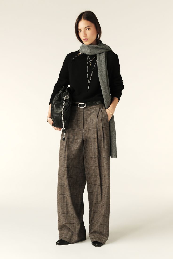 - Super comfortable loose fit pants- High waist- Inspired by Dad's pants- Darts in front for extra volume- Flowing feel with every movement- The ultimate back-to-school lookThis item is made with recycled wool. Loose Fit Trousers Women, Pant Inspiration, Paris Fits, Pants Inspiration, Dad Pants, Comfortable Trousers, Georgia May Jagger, Denim Sweatshirt, Ootd Winter