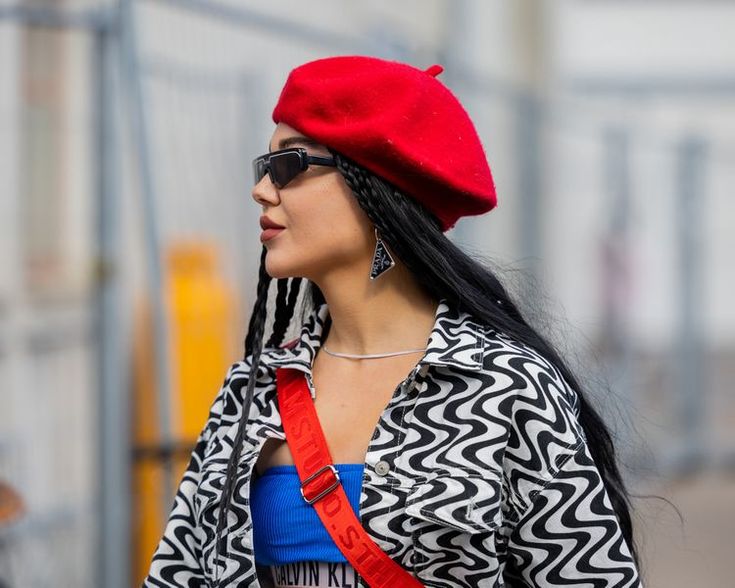 12 Ways to Style a Beret Without Being Cliché How To Wear A Beret Hat With Short Hair, Casual Beret Outfit Street Style, How To Wear A Beret Hat, Tying A Sweater, Beret Outfit Street Style, Ways To Style A Hoodie, Red Beret Outfit, Beret Hat Outfit, Paris Chic Style