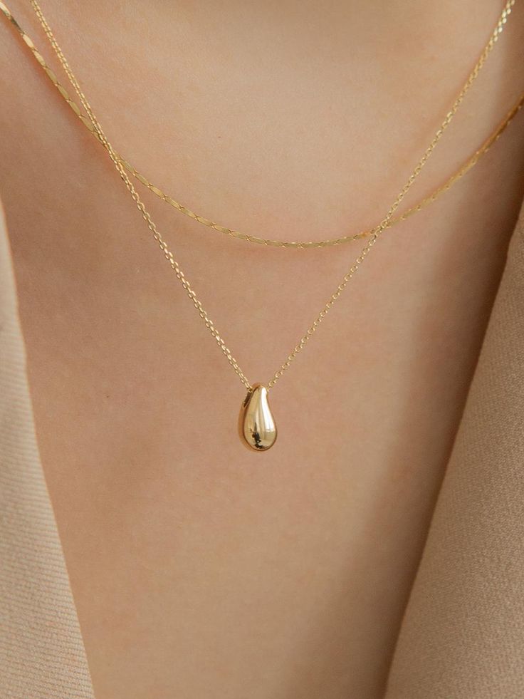 Based on gold and silver, LUNNE develops practical and understated jewelry that can be worn anytime, anywhere.- Rain drop type necklace- Natural curve and volume- Can be worn in two lengths- Daily point item Chic Gold Jewelry, Elegant Teardrop Drop Necklace For Layering, Modern Gold Necklace With Teardrop Pendant, Modern Gold Long Drop Necklace, Modern Gold Teardrop Pendant Necklace, Gold Teardrop Necklace With Detachable Pendant, Gold Teardrop Dainty Chain Necklace, Gold Necklace With Detachable Pendant For Everyday, Minimalist 14k Gold Long Drop Necklace