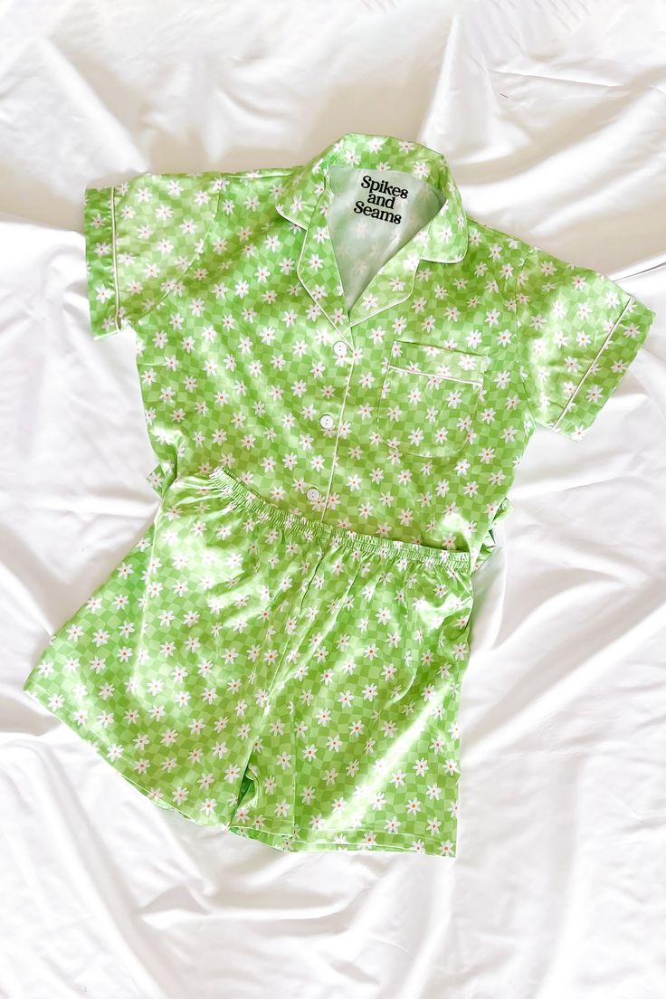 Our luxuriously soft original design pajamas are perfect for weddings, bridal parties, holidays, getaways, bachelorette weekends, vacations, or just lounging at home. Features a button front shirt and elastic waist bottoms. We can print names, monograms, initials, titles, or logos in a variety of font choices. All text is printed on the front pocket. SMALL MED LARGE XL 2XL in stock & ready to ship in stock & ready to ship in stock & ready to ship in stock & ready to ship in stock & ready to ship Checkered Pajamas, Pajamas Green, Robes Satin, Wedding Robes, Wedding Tropical, Green Daisy, Cute Pjs, Bridal Party Robes, Wedding Robe