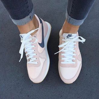 $60 Spring Summer Shoe Trends Pale Pastel Pink White And Grey Nike Sneakers Nike Baskets, Statement Sneakers, Basket Nike, Look Adidas, Nike Internationalist, Free Runs, Adidas Shoes Women, Baskets Nike, Nike Free Shoes