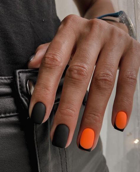 Matt Black Short Nails, Matte Nails With Shiny Design, Toenail Shapes Pedicures, Trendy Dip Nails 2023, Under Nails Painted, 2023 Halloween Nails, Nude And Black Nails Short, Black Nails With Accent Nail, Halloween Nails Square Short