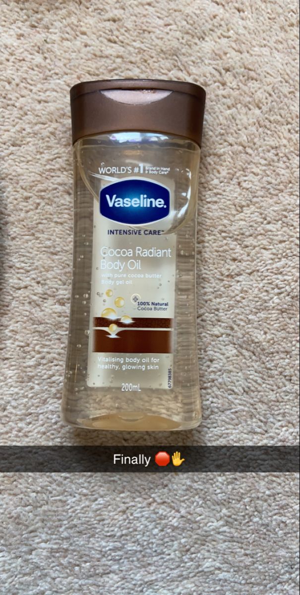 Vaseline cocoa radient body oil 💘 Body Oil Vaseline, Cocoa Body Oil, Vaseline Cocoa Butter Oil, Vaseline Oil Cocoa, Vaseline Skin Care Products, Best Vaseline Products, Vaseline Cocoa Butter Lotion, How To Smell Like Cocoa Butter, Best Body Oil For Glowing Skin