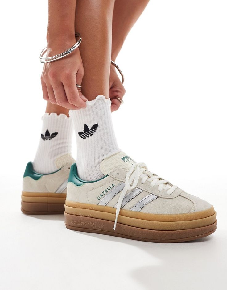 Chaussures par adidas Originals Casual et décontracté pour un look parfait Modèle bas Fermeture à lacets Bord supérieur matelassé Griffe adidas emblématique Semelle à plateforme Semelle texturée antidérapante City Break Outfit, Adidas Casual, Sacs Tote Bags, Gazelle Bold, Converse Chuck Taylor White, Adidas Originals Gazelle, Adidas Branding, Flip Flop Boots, Leopard Print Baby