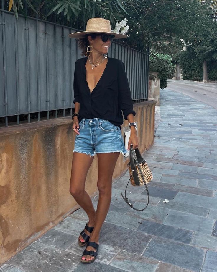 Chic Style Inspiration, Look Boho Chic, Denim Shorts Outfit, Casual Chique, Paris Mode, Perfect Denim, Mode Casual, Shorts Outfit, Festival Looks