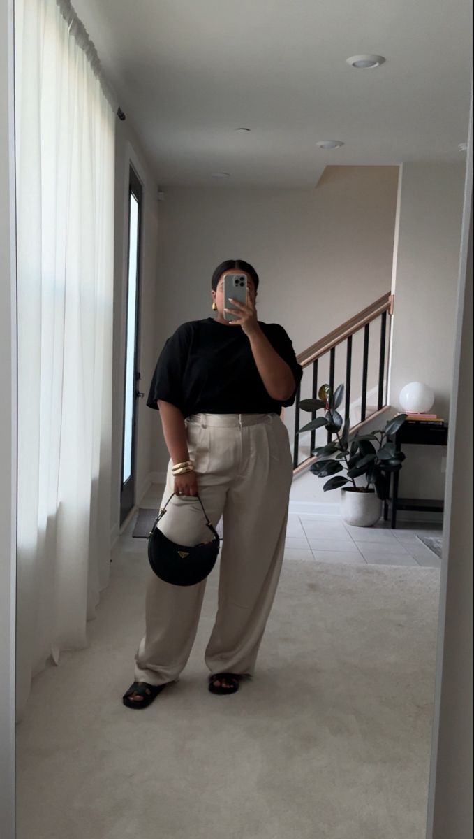 Satin Wide-leg Pants For Work, Plus Size Luxury Fashion, Quiet Luxury Plus Size, Plus Size Summer Office Outfits, Capsule Wardrobe Plus Size, Plus Size Quiet Luxury, Clean Aesthetic Outfit Plus Size, Casual Wide-leg Satin Pants, Satin Wide-leg Workwear Pants