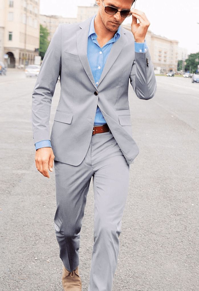 männer fashion ideen hellgrauer anzug mit blauem hemd gürtel in braun beige schuhe samt Parka Outfit, Light Grey Suits, Preppy Summer Outfits, Mens Fashion Blog, Best Mens Fashion, Sharp Dressed Man, Gray Suit, Summer Suits, Desert Boots