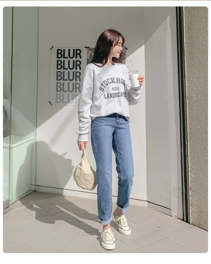 University Outfit Ideas Casual, Stripe Pants Outfit, Jeans Outfit Spring, Korean Outfit Street Styles, University Outfit, Beige T Shirts, Mom Jeans Outfit, Korean Casual Outfits, Plain Outfits