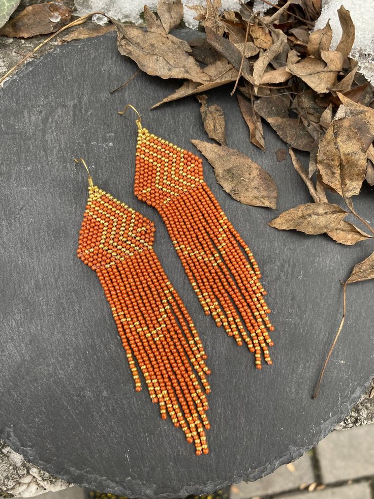 Honey gold earring, ethnic beaded earring, Tribal seed bead earring, Hippie Boho style earring, Fringe bead earring, native American earring ♥𝑇ℎ𝑒 𝑝𝑎𝑡𝑡𝑒𝑟𝑛 𝑜𝑓 𝑡ℎ𝑖𝑠 𝑒𝑎𝑟𝑟𝑖𝑛𝑔 𝑖𝑠 𝑐𝑟𝑒𝑎𝑡𝑒𝑑 𝑏𝑦 𝐾𝑎𝑍𝑒𝐵𝑒𝑎𝑑𝐽𝑒𝑤𝑒𝑙𝑟𝑦 ♥𝑀𝑎𝑑𝑒 𝑢𝑠𝑖𝑛𝑔 𝑓𝑟𝑒𝑒ℎ𝑎𝑛𝑑 𝑏𝑒𝑎𝑑𝑖𝑛𝑔 𝑤𝑜𝑣𝑒𝑛 𝑡𝑒𝑐ℎ𝑛𝑖𝑞𝑢𝑒𝑠 𝑤𝑖𝑡ℎ 𝑠𝑡𝑟𝑜𝑛𝑔 𝑠𝑦𝑛𝑡ℎ𝑒𝑡𝑖𝑐 𝑡ℎ𝑟𝑒𝑎𝑑. ♥𝑇ℎ𝑒 𝑠𝑖𝑧𝑒 𝑜𝑓 𝑡ℎ𝑒 𝑠𝑒𝑒𝑑 𝑏𝑒𝑎𝑑𝑠 𝑢𝑠𝑒𝑑 𝑖𝑠 2 𝑚𝑖𝑙𝑙𝑖𝑚𝑒𝑡𝑒𝑟𝑠 𝑎𝑛𝑑 𝑏𝑒𝑎𝑑𝑠 𝑎𝑟𝑒 ℎ𝑖𝑔ℎ Seed Bead Earring, Bead Earring, Native American Earrings, Beaded Earring, Boho Style Earrings, Light Earrings, Earring Tutorial, Gold Earring, Seed Bead Earrings