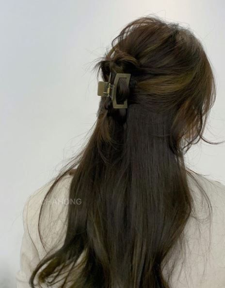 Half Up Half Down Hair Messy, Half Up Half Down Messy, Hairstyle Claw Clip, Hair Clip Hairstyles, Half Updo Hairstyles, Clip Hairstyles, Hair Stylies, Work Hairstyles, Half Up Half Down Hair