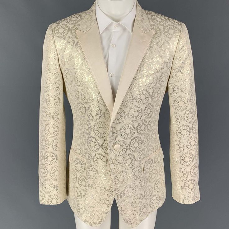 Dolce & Gabbana Sport Coat Comes In A Beige & Silver Jacquard Acetate Blend With A Full Liner Featuring A Peak Lapel, Flap Pockets, Single Back Vent, And A Single Button Closure. Made In Italy. Very Good Pre-Owned Condition. Marked: 52 Measurements: Shoulder: 18 Inches Chest: 42 Inches Sleeve: 26.5 Inches Length: 28.5 Inches Sui Generis Reference: 120621 Category: Sport Coat More Details Brand: Dolce & Gabbana Size: 42 Chest Size: 42 Gender: Male Color: Beige Color 2: Silver Pattern: Jacquard Fabric: Acetate Blend Style: Peak Lapel Made In: Italy Age Group: Adult Sui Generis Designer Consignment Is An Award Winning Fashion Resale Store For Women & Men. Dolce And Gabbana Suits, Resale Store, Wedding Jacket, Peak Lapel, Jacquard Fabric, Dolce & Gabbana, Color 2, Chest Size, Sport Coat