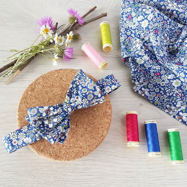 the sewing supplies are laid out on the table to be used for making fabric bows