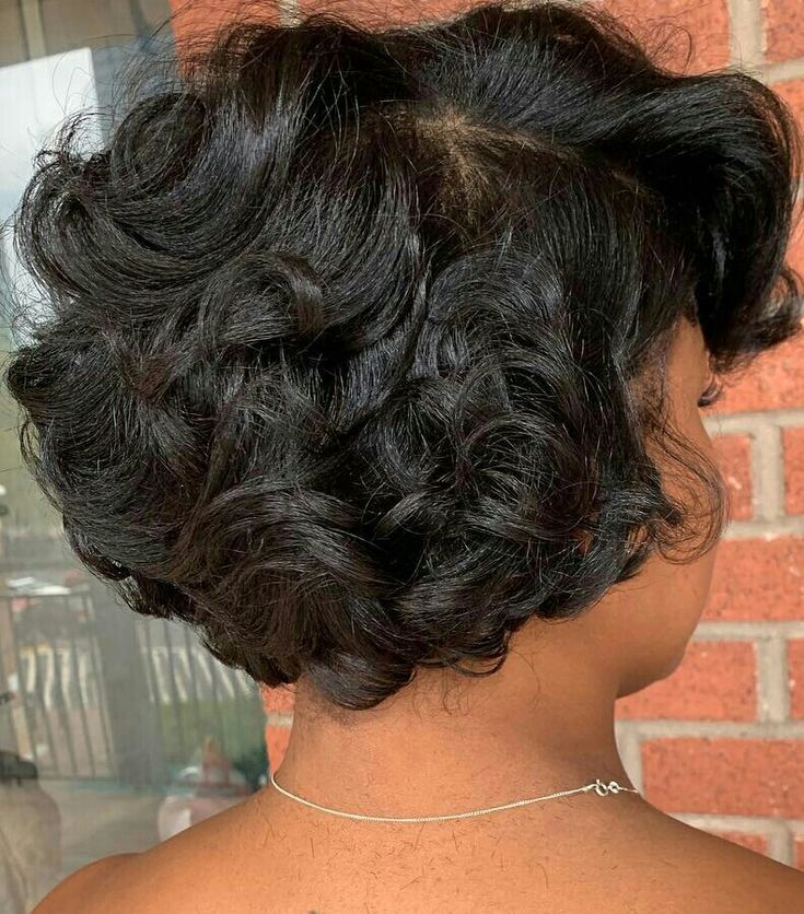 Curly Short Bob Hairstyles Black Women, Bob On Natural Hair Black Women, Bob On Natural Hair, Clean Hairstyles, Natural Hair Black Women, Cabello Afro Natural, Black Hair Short Cuts, Hair Black Women, Silk Press Natural Hair