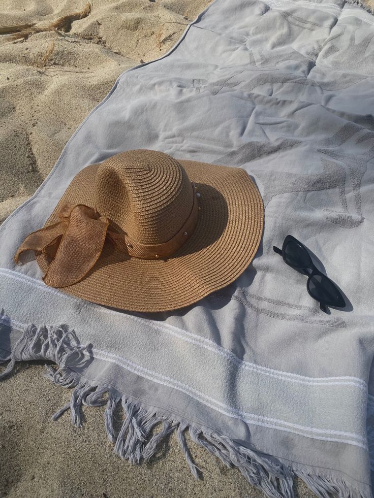 Sun Hat Aesthetic, Sunglasses Aesthetic, Sea Vacation, Sea Aesthetic, Hat Aesthetic, Beach Hats, Beach Pics, Beach Shoot, Aesthetic White