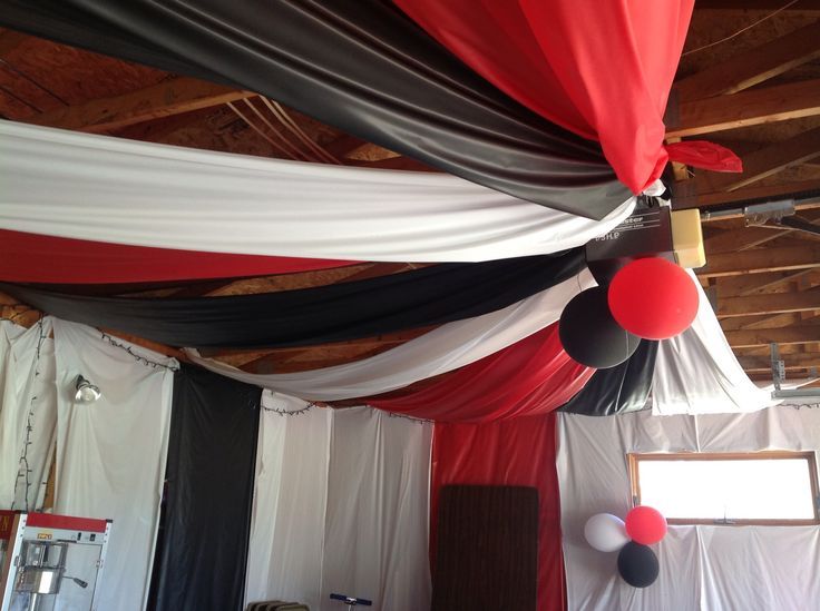 the ceiling is decorated with black, white and red balloons