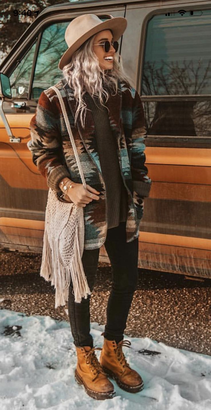 Winter Country Chic Outfits, Boho Looks Winter, Street Style 40 Year Old, Boho Outfit With Hat, Peru Style Outfits, Boho Winter Fashion 2023, Bohemian Outfit Ideas Winter, Winter Boho Aesthetic, Fall Outfits Women Boho