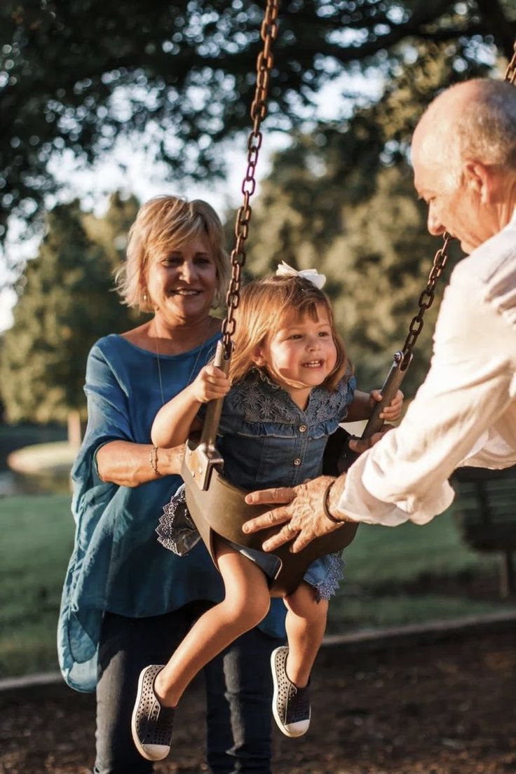 Grandparents Photography, Photoshoot Boy, Grandparent Photo, Big Family Photos, Grands Parents, Fall Family Photos, Family Photo Sessions, Family Outdoor, Photo Outfit