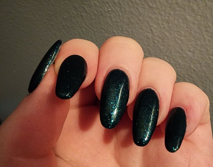 Black Green Glitter Nails, Dark Sparkly Green Nails, Sparkly Nails Green, Dark Green Sparkle Nails, Black Nails With Green Glitter, Dark Green Sparkly Nails, Dark Green Glitter Nails, Dark Sparkly Nails, Sparkly Green Nails