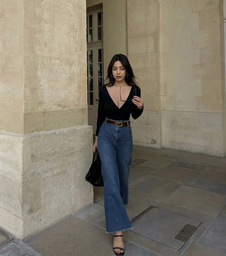 Hourglass Outfits Casual Classy, Dark Feminine Outfits Summer, Outfit Recipes, Parisian Summer, Outfit Elegantes, Feminine Outfits, Spring Trends Outfits, Navy Style, Printed Pleated Skirt