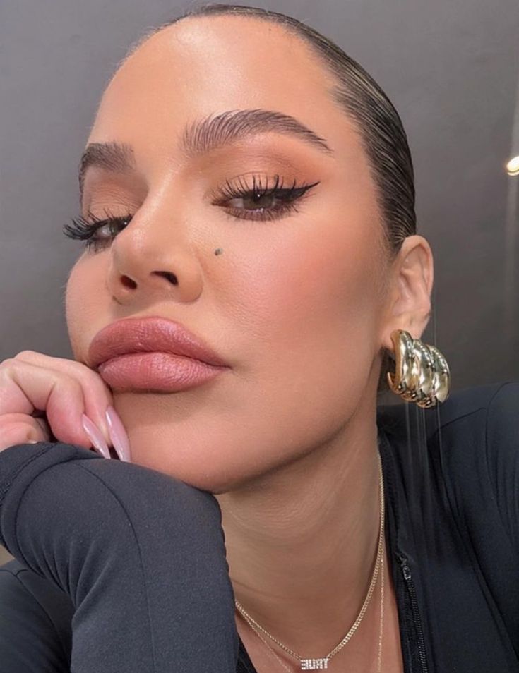 Khloe Kardashian Makeup, Kardashian Makeup, Khloé Kardashian, Nude Makeup, Kardashian Jenner, Khloe Kardashian, Makeup Inspiration, Natural Makeup, Makeup Tips