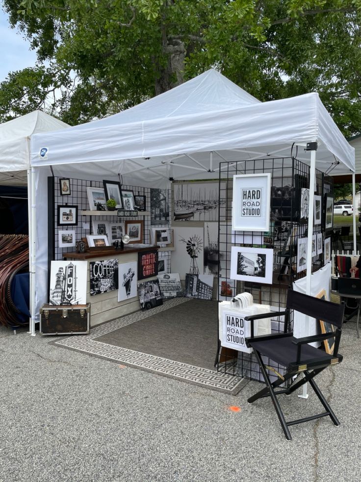 Art festival booth tent design Booth Business Ideas, Diy Flea Market Booth, Art Show Booth Setup, Festival Design Outdoor, Art Vending Booth, Outdoor Art Show Display Ideas, Photography Craft Fair Booth, Business Booth Design, Festival Stall Ideas