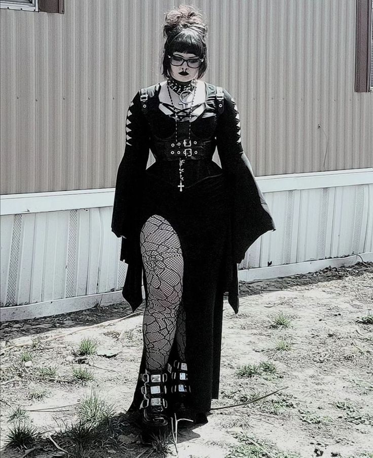 Goth Subgenres, Chubby Alternative Fashion, Curvy Goth Outfit, Chubby Goth Outfit, Goth Outfits Plus Size, Chubby Goth, Trad Goth Fashion, Trad Goth Outfits, Goth Plus Size