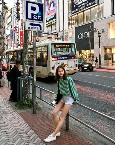 Hongkong Aesthetic Fashion, Seoul Photoshoot Ideas, Hongkong Photoshoot Ideas, Baguio Poses Ideas, Hong Kong Ootd, Clothes To Wear In Singapore, Taiwan Picture Ideas, Taipei Street Style, Tokyo Womens Fashion