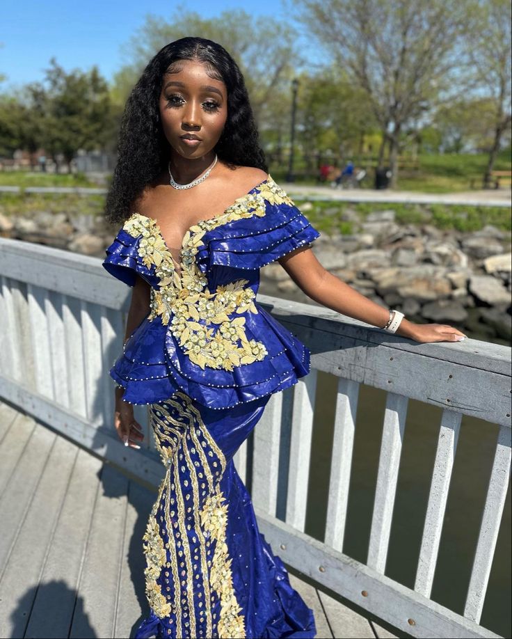 Pinby: aishaa🦋 💞 Bazin Styles For Women, Gambian Clothes, Bazin Designs, Getzner Styles, Senegalese Dresses, Eid Outfits African, Eid Fits, Afro Clothes, Bazin Styles