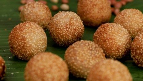 several balls of food sitting on top of a green leaf