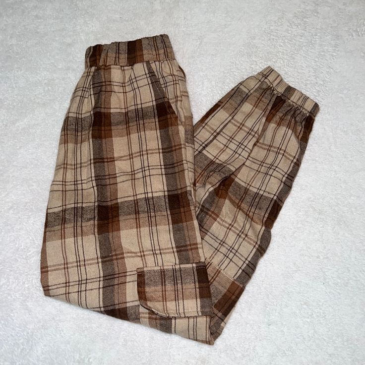 Never Worn Brown Plaid Pants With Pockets Brown Trousers With Elastic Waistband, Casual Brown High-waisted Pants, Casual Beige Pants For Fall, Casual Beige Fall Pants, Brown Pants With Elastic Waistband For Fall, Brown Tapered Leg Bottoms For Fall, Brown High-waisted Pants With Elastic Waistband, Trendy Brown Pants With Elastic Waistband, Beige Pants With Elastic Waistband For Fall