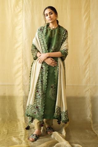 Shop for Archana Jaju Green Kalamkari Organza Silk Kurta Set for Women Online at Aza Fashions Archana Jaju, Kalamkari Kurta, Celebrity Closet, Organic Colors, Pearl And Lace, Satin Color, Kurta Set, Indian Design, Designer Wear