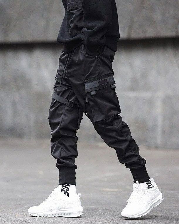 "Masaki" cargo pants - A techwear classic Size (cm) Waist Hips Length S 63-90 103 96.5 M 66-93 108 98 L 69-96 113 99.5 XL 72-99 118 101 XXL 76-103 123 103 XXXL 80-110 128 105 Choosing the "Masaki" Techwear cargo pants is a great idea for your wardrobe. Indeed, you like to fill your wardrobe with the best collections of pants? If so, then this is a model that deserves its place in your stuff. It is one of the most popular options on the market today. Now might be the time to take the opportunity Cyberpunk Pants, Hakama Pants, Techwear Pants, Techwear Outfits, Streetwear Pants, Military Outfit, Oversized Style, Cargo Pant, Famous Fashion