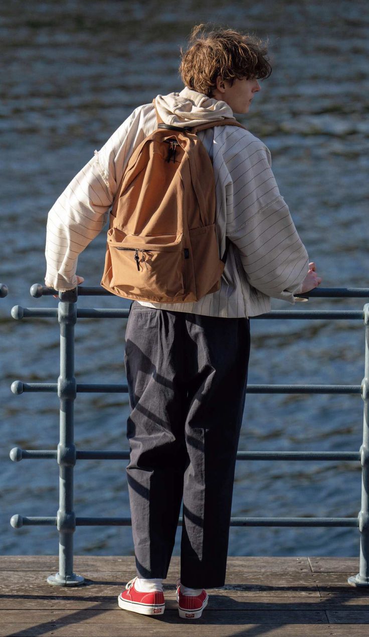 Backpack Pose, Backpack Reference, Skate Fits, Sketch Poses, Pose Reference Photo, Mens Casual Outfits, Mens Street Style, Casual Fits, Pose Reference