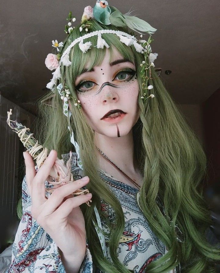 Elf Fantasy Makeup, Renfaire Makeup Ideas, Wood Elf Makeup, Elf Makeup Aesthetic, Goblincore Makeup, Elf Makeup Looks, Fairy Fantasy Makeup, Elven Makeup, Dark Fairy Makeup