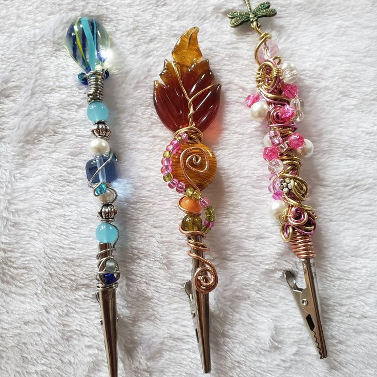 Made with copper wires ...beads..and alligator clips... Beaded Roach Clip Diy, Cute Roach Clips, Crystal Roach Clips Diy, Clay Roach Clips, Diy Roach Clip Ideas, Roach Clips Ideas Diy, Diy Roach Clips How To Make, Roach Clips Diy, Diy Roach Clip